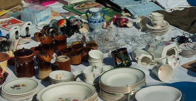 photo  un vide-greniers sera organisé dimanche 15 septembre 2024, sur la place dom-guéranger, à sablé-sur-sarthe, à l’occasion du déballage d’automne des commerçants.  &copy;  archives le courrier de l’ouest 