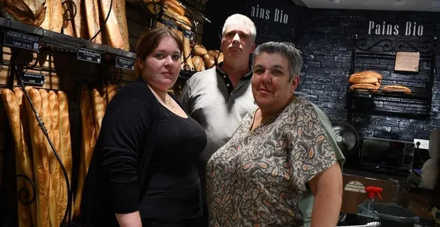 photo  alain, christelle et leur fille, florence guillois, font tourner la boulangerie du 16, place de la halle au blé.  &copy;  ouest france 