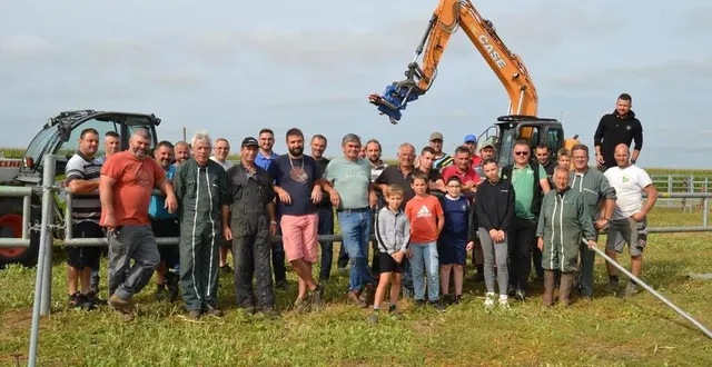 photo  les agriculteurs ont installé le foirail, jeudi matin.  &copy;  le maine libre 