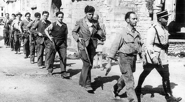 photo  pendant l’été 1944, des ffi dans les rues d’ecouché.  &copy;  dr 