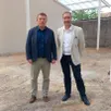 photo thomas gagez et guillaume pottier posent devant le nouveau préau du collège marie-immaculée.