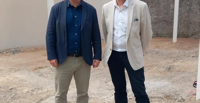 photo  thomas gagez et guillaume pottier posent devant le nouveau préau du collège marie-immaculée.  &copy;  ouest-france 