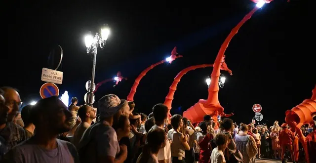 photo  à l’image des girafes fantastiques de la compagnie off venues de l’édition 2023, le festival les accroche-cœurs 2024 propose un nouveau bestiaire géant à découvrir du 13 au 15 septembre.  &copy;  archive co – josselin clair 