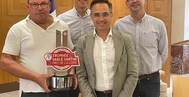 photo  michel curé, vice-président du sablé basket, tient le nouveau trophée. derrière le maire nicolas leudière, laurent tauvry, président du club et à droite, nicolas renou, adjoint aux sports.  &copy;  le maine libre 