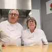 photo  thierry et lydie catherine s’apprêtent à baisser le rideau du régal samedi 31 août 2024 dans la soirée après 14 ans passés dans la cuisine du fast-food. 