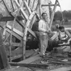 photo  marcel pagnol pendant les réparations de la roue du moulin. 