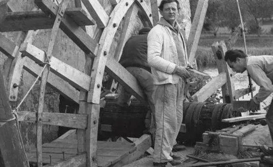 photo  marcel pagnol pendant les réparations de la roue du moulin.  &copy;  collection denis freslon 