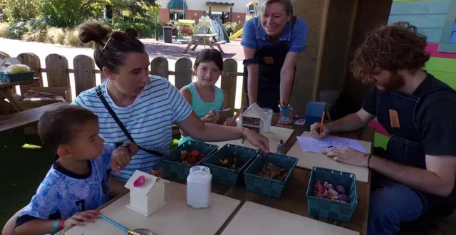 photo  elyo et yena décorent une boîte à hôtel à insectes avec leur maman à l’aide d’éléments trouvés dans la nature.  &copy;  le maine libre 