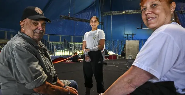 photo  alexis gruss, 14 ans, petite-fille d’arlette gruss, évolue au trapèze sous le regard admiratif de georgika et abygaëlle kobann.  &copy;  le maine libre - denis lambert 