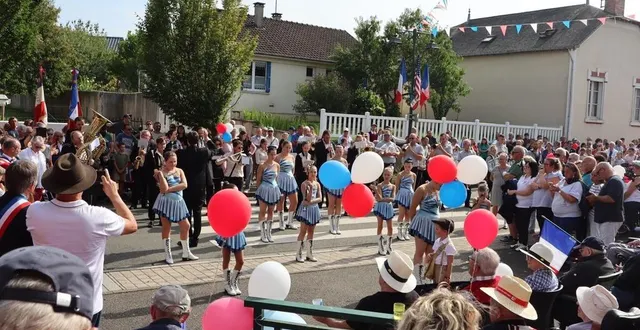 photo  majorettes et batterie-fanfare ont mis de l’animation dans les rues.  &copy;  ouest-france 
