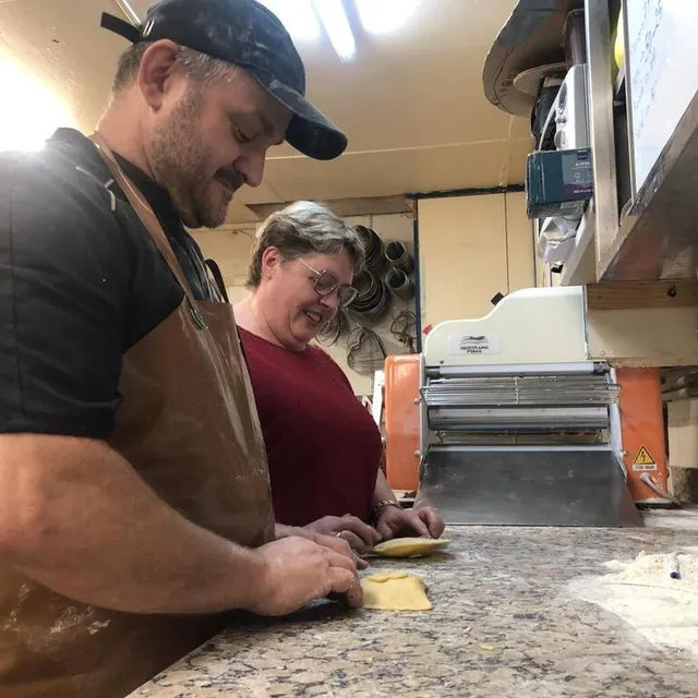 photo à la tête de la boulangerie-pâtisserie le palais calaisien, cyril et marylène cultivent la tradition du véritable chausson.  ©  ouest-france