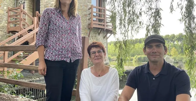 photo  élisabeth niveau au centre, présidente de parcé découverte et patrimoine, a travaillé en collaboration avec les propriétaires du moulin, sandy et alexandre lemaire.  &copy;  le maine libre 