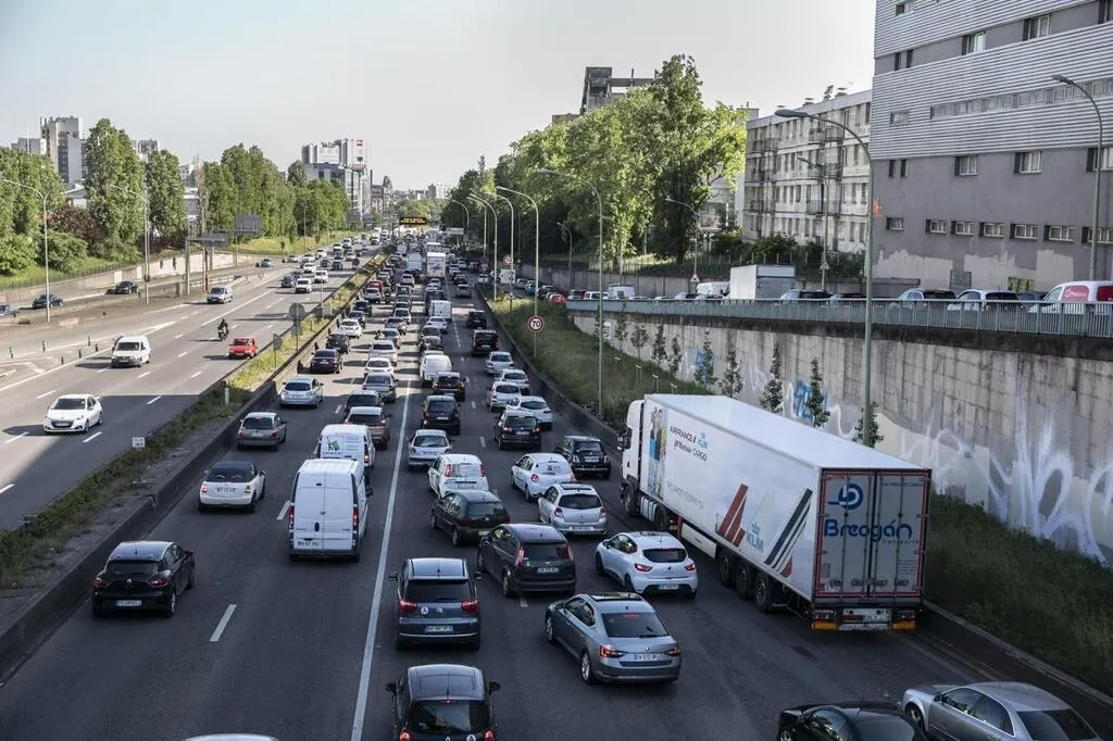 Périphérique parisien à 50 km/h en octobre. Les opposants dénoncent « une décision Menton