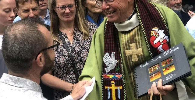 photo  les fidèles se sont rués autour du père loïc pour le remercier, après sa dernière messe.  &copy;  ouest-france 