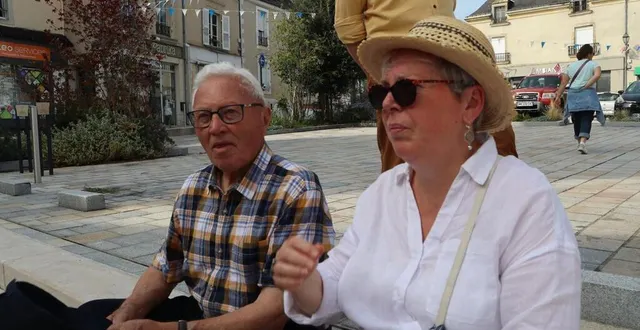 photo  auguste hérisson, 89 ans, ici en compagnie de sa fille, se souvient parfaitement des heures de la libération de loué, le 7 août 1944.  &copy;  ouest-france 