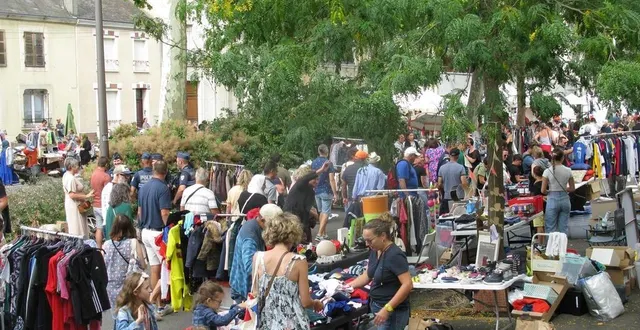 photo  belle ambiance, dimanche sur l’avenue jean-jaurès, pour le bric-à-brac.  &copy;  ouest-france 