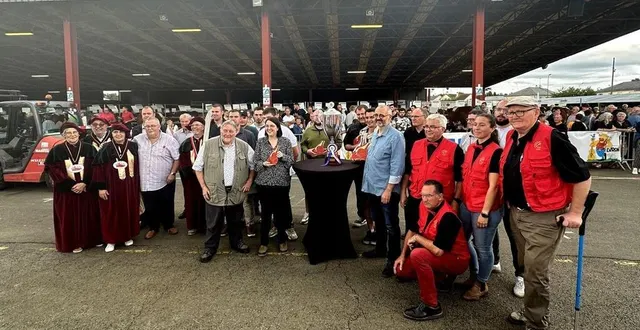 photo  les gagnants de l’entrecôte d’or avec les membres du jury (en rouge) et la confrérie des chevaliers de l’entrecôte.  &copy;  ouest-france 