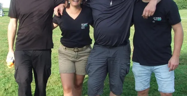 photo  la présidente, sylvie charpentier, et une partie de son équipe lors du démontage de la scène.  &copy;  ouest-france. 