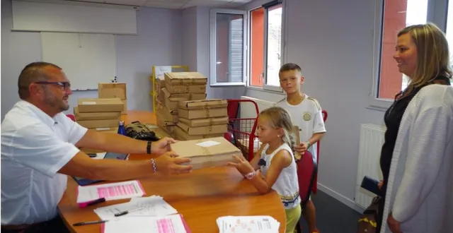 photo  jérôme bellanger, directeur du service enfance municipal, a remis les kits de fournitures scolaires aux familles.  &copy;  le maine libre 