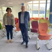photo  Éric sailleau, le principal du collège pierre-reverdy, et son adjointe, marie-france melet, au milieu du nouveau mobilier de l’espace restauration désormais géré par le conseil départemental de la sarthe. 