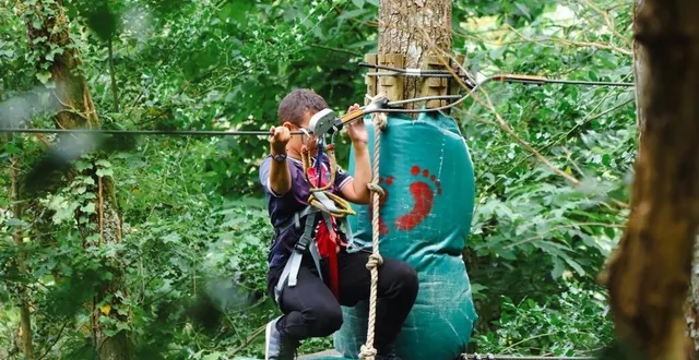 photo  le parcours acrobatiques dans les arbres, sur le site du gasseau dans les alpes mancelles.    &copy;  préférence plein-air 