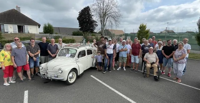 photo  une vingtaine de voitures anciennes lors du rassemblement annuel organisé à sarceaux.  &copy;  ouest-france 