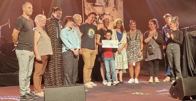 photo  les élus d’allonnes (sarthe), ali dolo, le maire de sangha au mali, et les représentants de l’école pasteur, lauréate du prix de la paix.  &copy;  ouest-france 