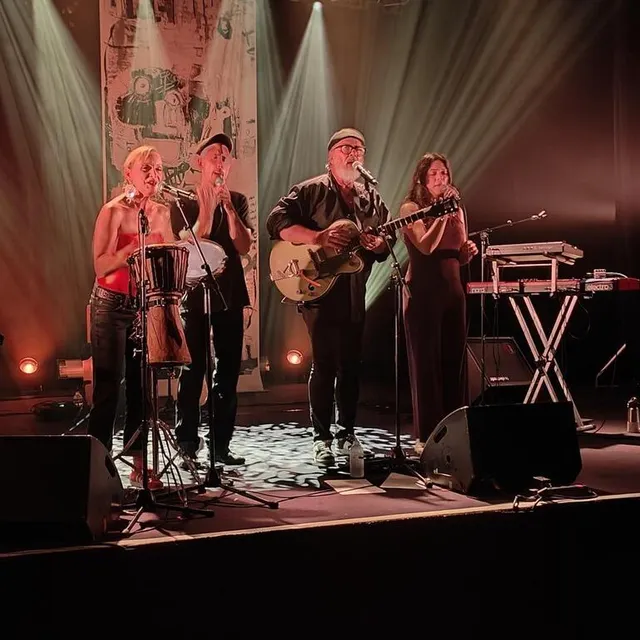 photo le groupe toulousain les grandes bouches a fait chanté le public avec ses « chansons de lutte ».  ©  ouest-france