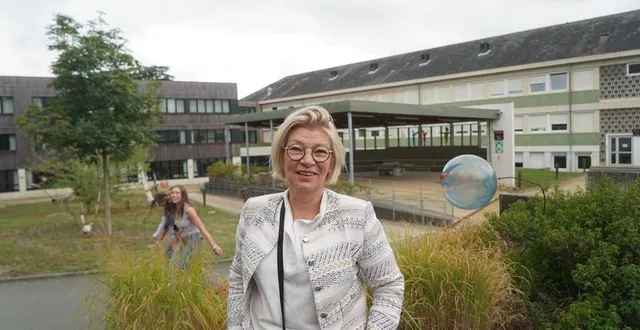 photo  ce lundi, sylvie richard, la directrice du lycée du fresne, a accueilli 120 élèves de seconde sur les 800 apprenants que comptera l’établissement pendant l’année.  &copy;  ouest-france 