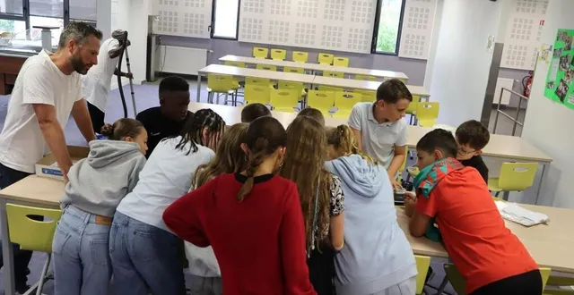 photo  sous l’œil de m. offret, le coordinateur des 6es du collège sainte-anne, les nouveaux élèves ont participé à un escape game pour découvrir leur nouvelle école.  &copy;  ouest-france 