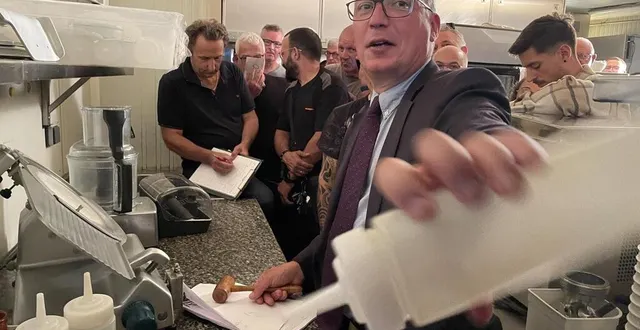 photo  l?e commissaire-priseur frédéric nowakowski a mené la vente avec son habituel bagou.  &copy;  ouest-france 