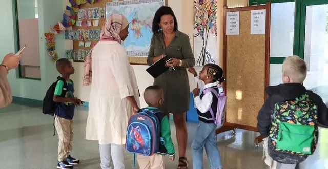 photo  en ce jour de rentrée, anne-sophie delhommais, la directrice de l’école saint-exupéry de sablé-sur-sarthe, gérait l’accueil de l’ensemble des enfants de l’école maternelle.  &copy;  ouest-france 