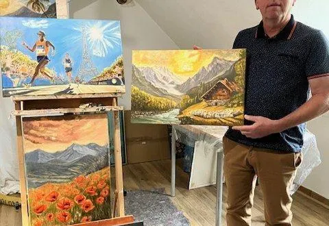 photo  allonnais, il travaille dans une chambre de sa maison, qu’il a transformée en atelier.  &copy;  le maine libre 