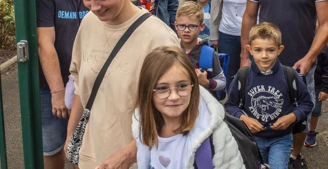 photo  parents et élèves étaient à l’heure de la rentrée scolaire  &copy;  le maine libre 