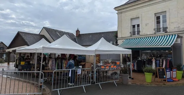 photo  karine et delphine, les deux commerçantes du restaurant multiservice le petit creux gourmand, organisaient samedi en devanture une petite braderie. « nous avons eu peu de fréquentation. le mauvais temps et peut-être une mauvaise date choisie », ont-elles reconnu. en attendant, elles ont créé une belle animation au cœur du village. prochain rendez-vous : samedi 7 septembre, pour une soirée sur les années 1980, à partir de 21 h.  &copy;  ouest-france 