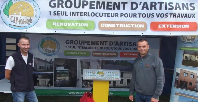 photo  deux adhérents de cap eco logis, guillaume samson, artisan plâtrier à tresson et son frère, artisan couvreur.  &copy;  ouest-france. 