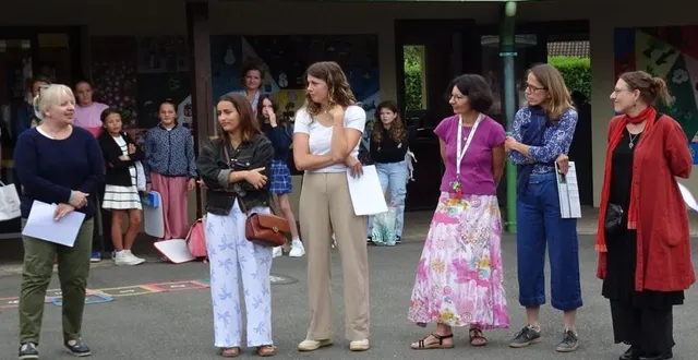 photo  dans la cour de l’école primaire, delphine chauveau, la nouvelle directrice (à gauche) et quelques enseignantes, emma pineau, anaëlle adam, christelle eclercy, anne-laure bigot et natacha paris.  &copy;  ouest-france 