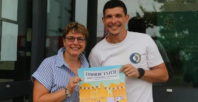 photo  noémie vaidie et ugo franchet, salariés de l’association anim’en flèch, sont prêts pour la braderie des commerçants de la flèche.  &copy;  ouest-france 