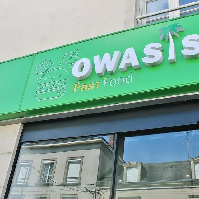 photo la devanture verte du fast-food ne passe pas inaperçue dans la rue gambetta.  ©  ouest-france