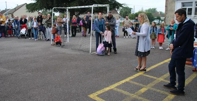 photo  muriel demoulin, accompagnée de denis assier, a accueilli les enfants et parents dans la cour de l’école.  &copy;  ouest-france 