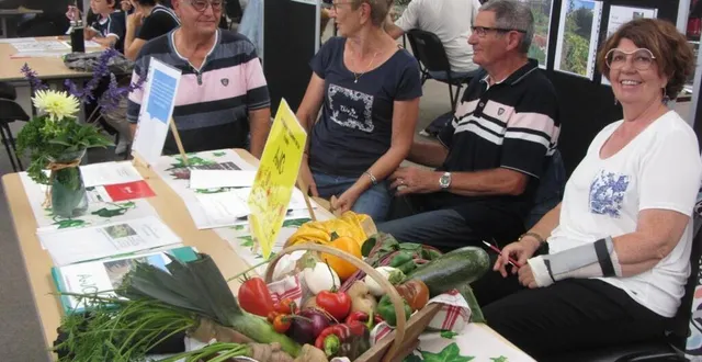 photo  les jardiniers de la coudre avaient pris soin de cueillir les beaux fruits et légumes de leurs parcelles.  &copy;  ouest-france 