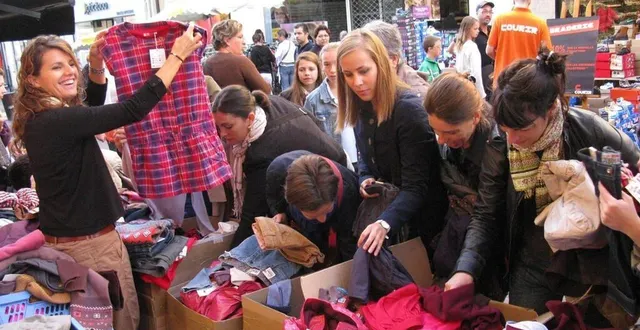 photo  la grande braderie attire la foule chaque année dans les rues. les particuliers peuvent s’inscrire pour y vendre vêtements, livres ou objets divers.  &copy;  archives ouest-france 