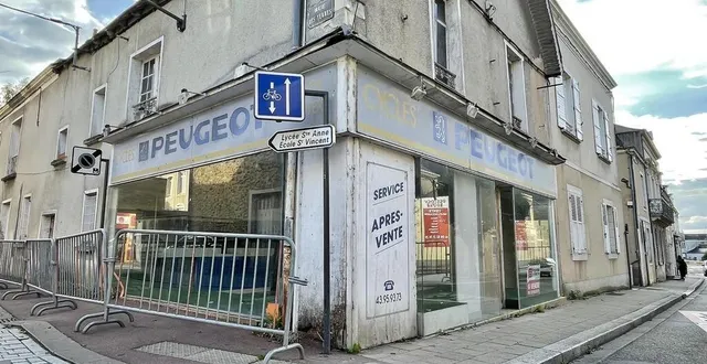 photo  inoccupé depuis 2022, l’ancien magasin de cycles peugeot est toujours à vendre, rue saint-nicolas, à sablé-sur-sarthe.  &copy;  ouest-france 