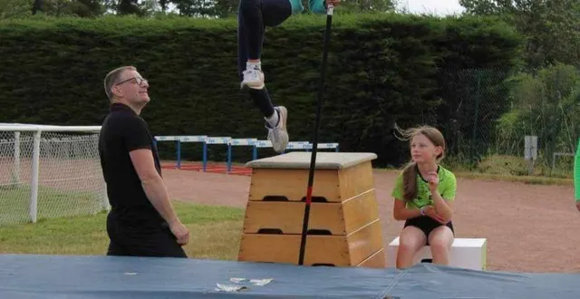 photo  il est possible de découvrir le saut à la perche.  &copy;  archives le maine libre 