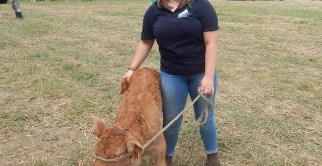 photo  charlène et son petit veau de 8 jours étaient présents au comice.  &copy;  le maine libre 