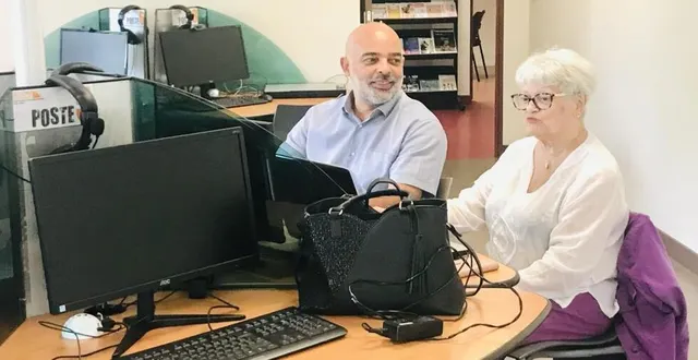 photo  le cybercentre accompagne des usagers au numérique.  &copy;  ouest-france 