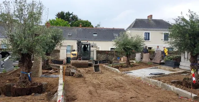 photo  l’entreprise godet tp de valanjou a entamé, vendredi, les travaux de plantations dans l’ancien cimetière.  &copy;  ouest-france 