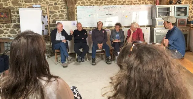 photo  quatre agriculteurs retraités ont retracé leur parcours dans le cadre du camp d’été alterfixe, à la ferme de la suée, à notre-dame-du-rocher, commune déléguée d’athis-val-de-rouvre, dans l’orne, lundi 2 septembre 2024.  &copy;  ouest-france 