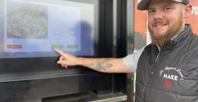 photo  maxime leblanc, déjà à la tête des burgers de lancrel et du distributeur de burgers de la rue cazault, vient de racheter les deux distributeurs de pizzas de l’asporto. une corde de plus à l’arc du binôme des frères alençonnais.  &copy;  ouest-france 