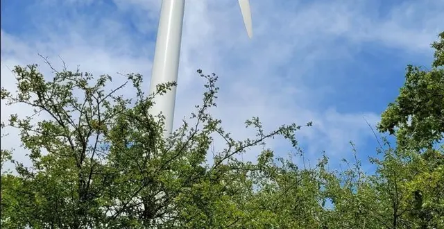 photo  après l’éolienne e2 qui avait perdu un morceau, en septembre, c’est l’éolienne e5 qui a elle aussi vu un de ses peignes tomber en direction du chemin pédestre.  &copy;  ouest-france 